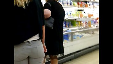 Blond MILF sex z blondynką jest na świeżym mięsie