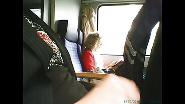 Drobna nastolatka Alicia Williams chowa zatyczkę mamuśki sex analną przed kutasem
